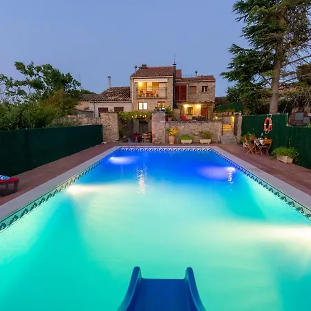 8 To 10 Sleeps Private Pool & Bbq Near Barcelona *